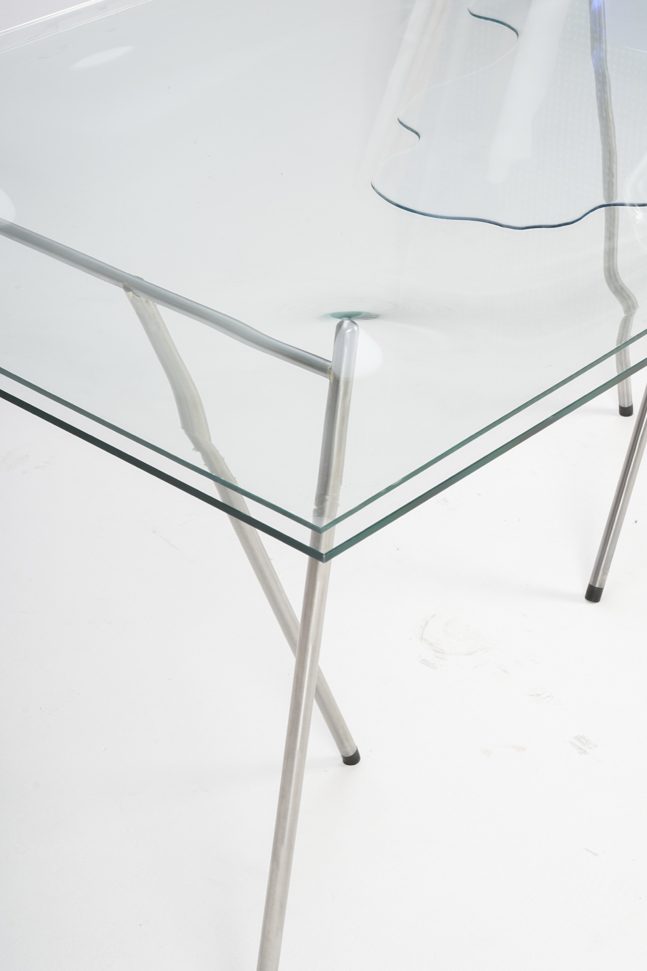 sensitive surface — liquid-filled table registering vibrations